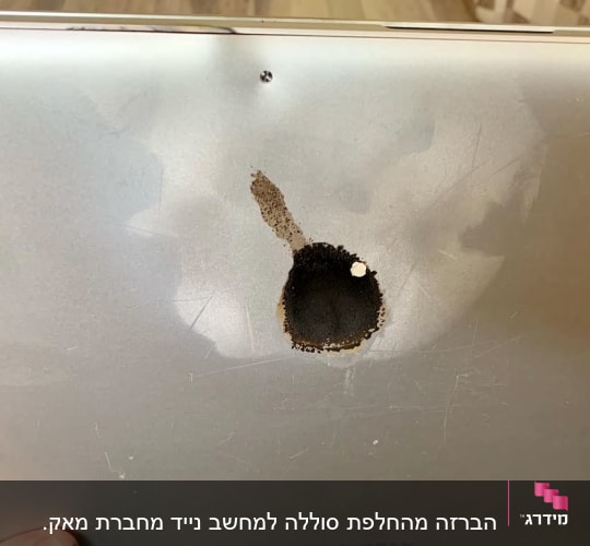 הברזה מהחלפת סוללה למחשב נייד מחברת מאק. 